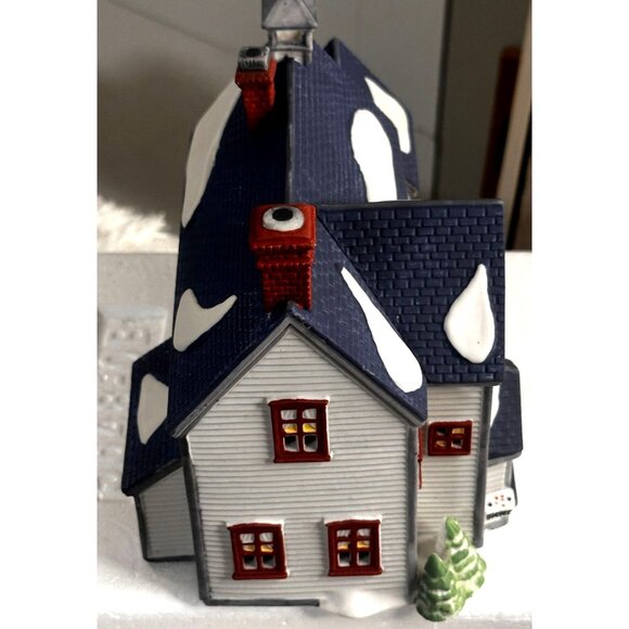 New England Village Series Pennsylvania Dutch Farmhouse Porcelain Lighted House - Picture 4 of 6